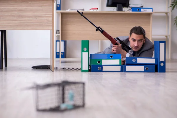 Jeune employé masculin et piège à souris dans le bureau — Photo