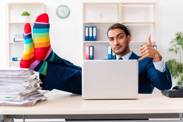 Jeune homme d'affaires travaillant dans le bureau — Photo