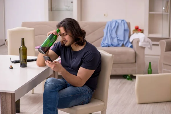 Jeune chômeur buvant de l'alcool à domicile — Photo
