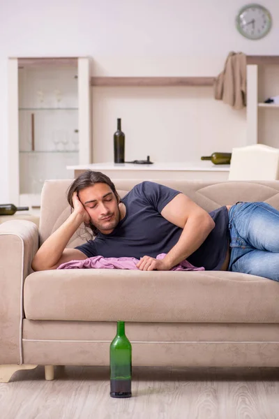 Jonge werkloze die thuis alcohol drinkt — Stockfoto