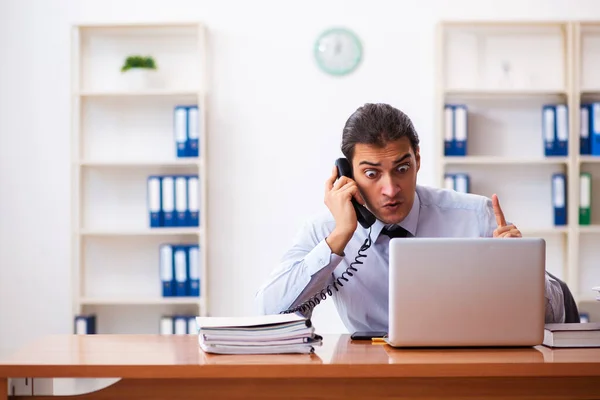 Stressad manlig anställd som arbetar på kontoret — Stockfoto