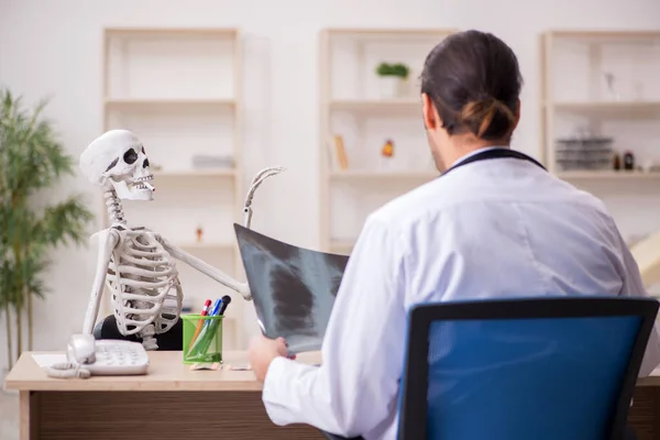 Jeune médecin radiologue et patient squelettique à la clinique — Photo