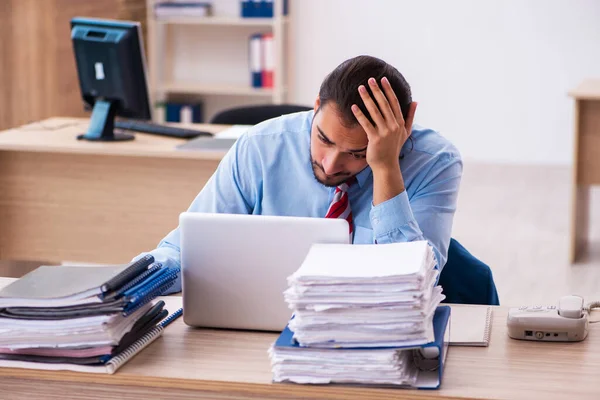 Junge männliche Angestellte unzufrieden mit exzessiver Arbeit im Büro — Stockfoto