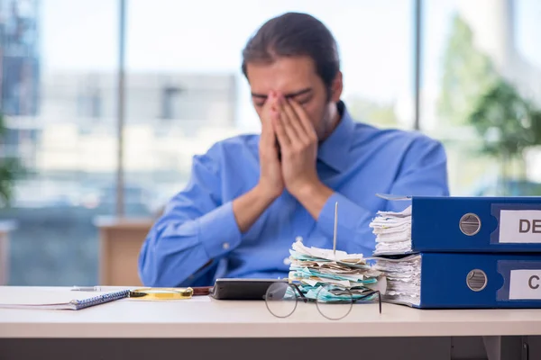 Joven contable masculino en concepto de planificación presupuestaria — Foto de Stock