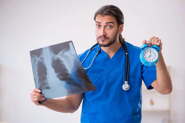 Ung manlig läkare i time management koncept — Stockfoto