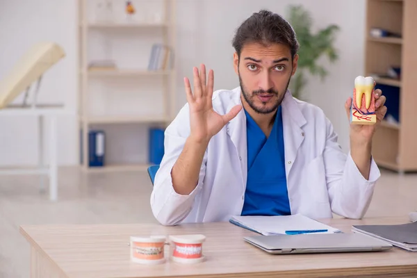 Junger männlicher Zahnarzt arbeitet in der Klinik — Stockfoto