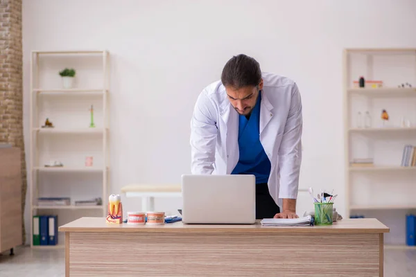 Ung manlig odontolog i telemedicin koncept — Stockfoto