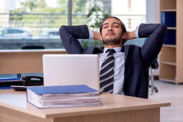 Junge kaufmännische Angestellte im Büro — Stockfoto