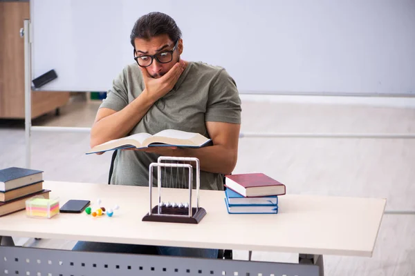 Junge männliche Schüler bereiten sich im Klassenzimmer auf Prüfungen vor — Stockfoto