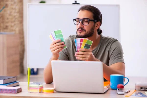 Joven diseñador masculino trabajando en la oficina —  Fotos de Stock