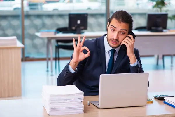 Giovane dipendente maschile che lavora in ufficio — Foto Stock