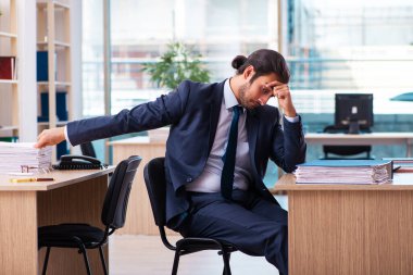 Ofiste çalışan genç bir erkek.