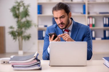 Ofiste çalışan genç bir erkek.