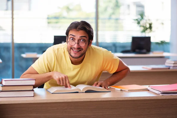 Joven estudiante masculino preparándose para los exámenes en el aula —  Fotos de Stock