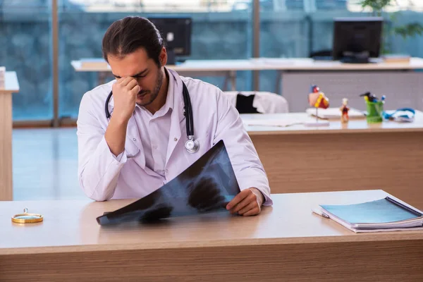 Klinikte çalışan genç bir erkek radyolog. — Stok fotoğraf