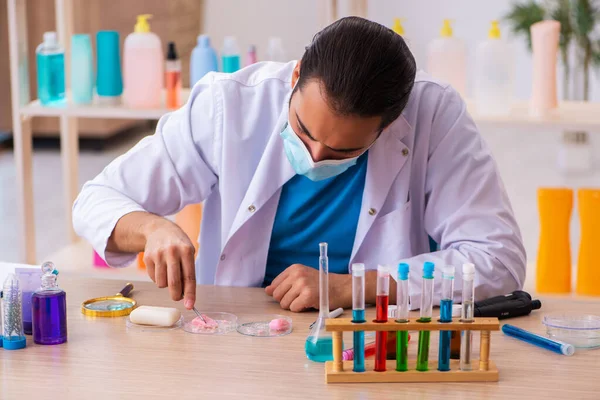 Jóvenes hombres químicos probando jabón en el laboratorio —  Fotos de Stock