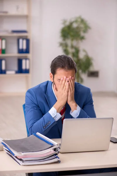 Joven empleado masculino que trabaja en la oficina — Foto de Stock