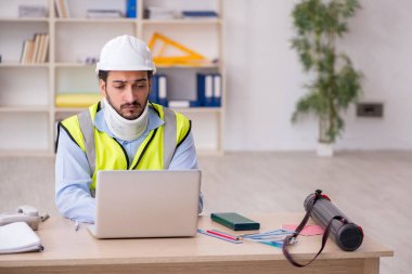 Genç boyun yaralı erkek mimar güvenlik kavramında