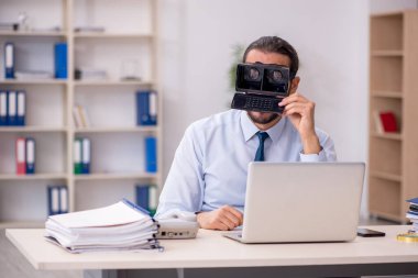 İş yerinde sanal gözlük takan genç bir erkek çalışan.