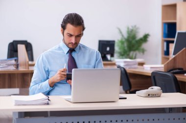 Ofiste çalışan genç bir muhasebeci.