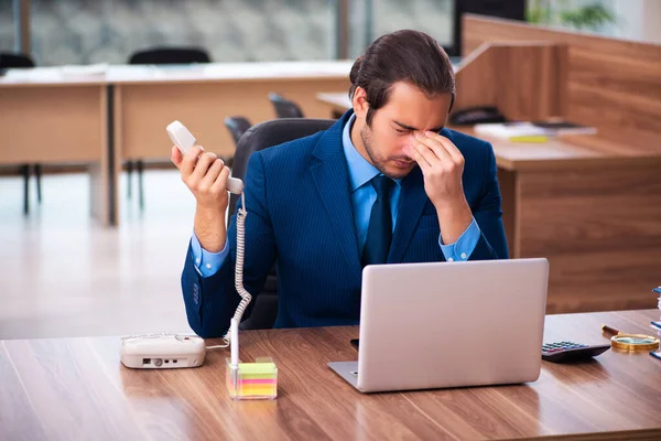 Giovane dipendente maschile che lavora in ufficio — Foto Stock