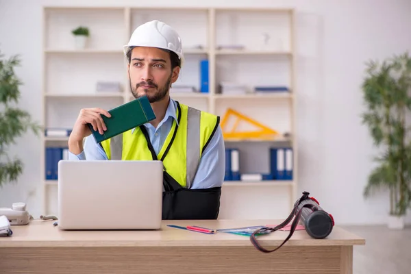 Joven brazo herido arquitecto masculino que trabaja en la oficina — Foto de Stock