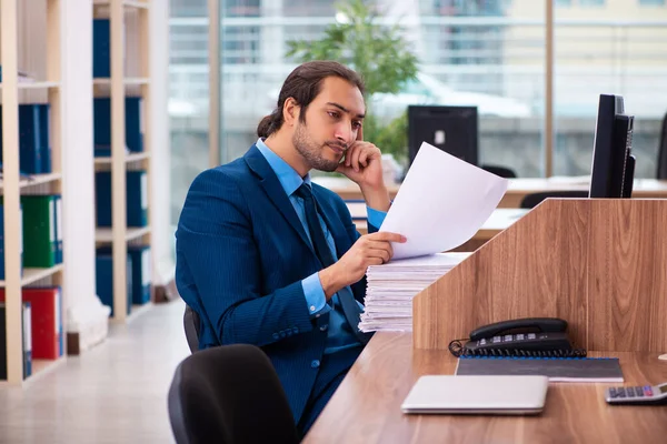 Jeune employé masculin travaillant au bureau — Photo