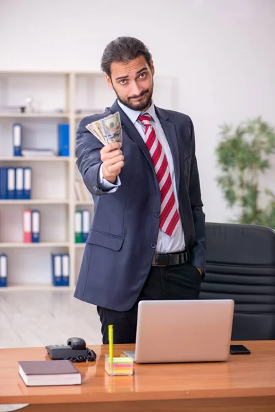 Joven empleado titular de billetes en la oficina —  Fotos de Stock