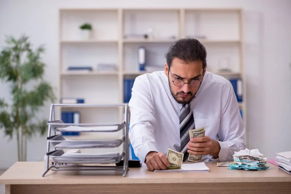 Ung manlig bokhållare i budgetplanering koncept — Stockfoto