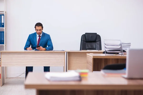 Jeune employé masculin travaillant sur le lieu de travail — Photo