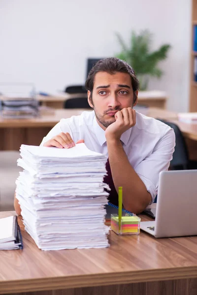 Ung manlig anställd missnöjd med överdrivet arbete på kontoret — Stockfoto
