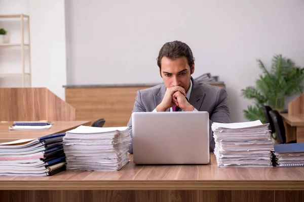 Jeune employé masculin mécontent du travail excessif au bureau — Photo