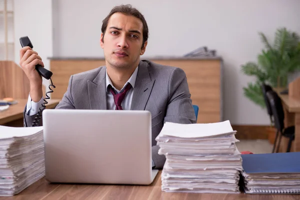 Junge männliche Angestellte unzufrieden mit exzessiver Arbeit im Büro — Stockfoto