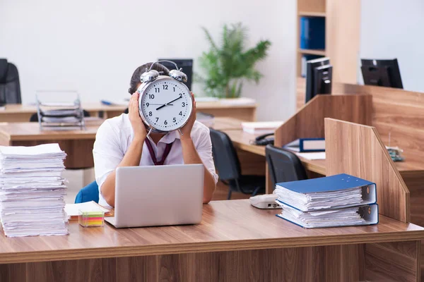 Ofisteki genç erkek çalışan zaman yönetimi konsepti — Stok fotoğraf