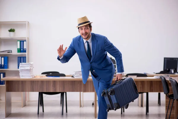 Fiatal férfi alkalmazott készül utazás az irodában — Stock Fotó