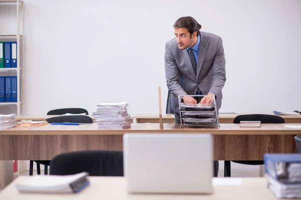 Junge männliche Mitarbeiter in Wirtschaftsspionage-Konzept — Stockfoto