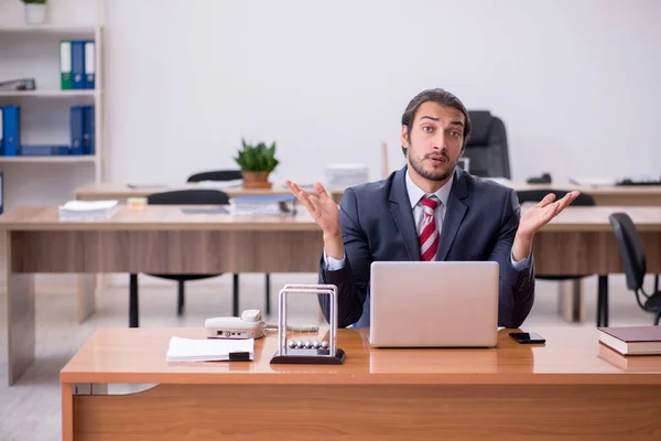 Молодий чоловік бізнесмен співробітник сидить в офісі — стокове фото