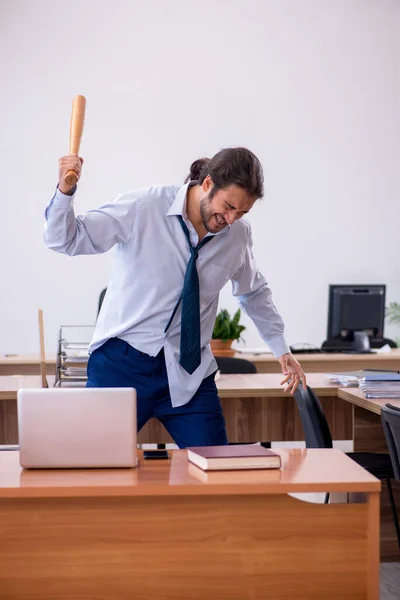 Jeune homme furieux employé tenant batte de baseball dans le bureau — Photo