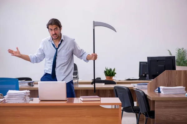 Ung man rasande anställd som håller yxa på kontoret — Stockfoto