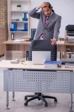 Ofiste çalışan genç bir erkek.