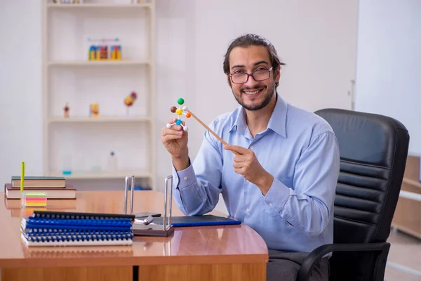 Junge männliche Lehrer Physiker im Klassenzimmer — Stockfoto