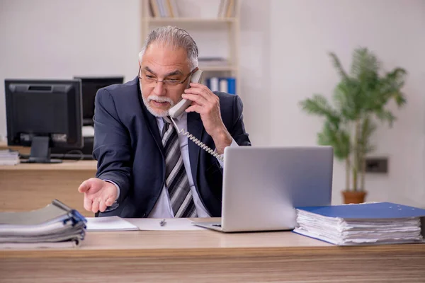 Aged businessman employee sitting in the office — Stock Photo, Image