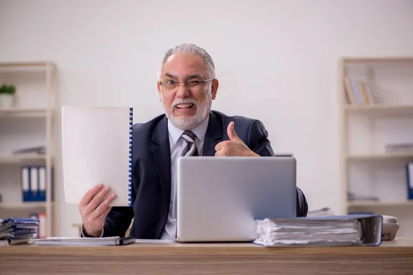 Aged businessman employee sitting in the office — Stock Photo, Image