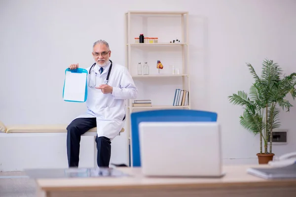 Alt männlich doktor working im die klinik — Stockfoto