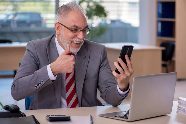 Betagter Geschäftsmann arbeitet im Büro — Stockfoto