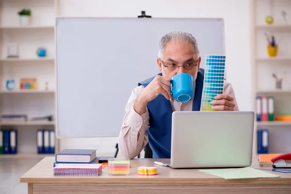 Old male designer working in the office — Stock Photo, Image