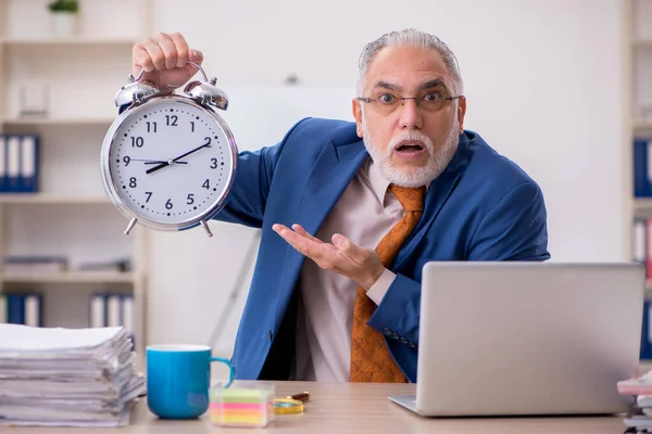 Velho empresário empregado no conceito de gerenciamento de tempo — Fotografia de Stock