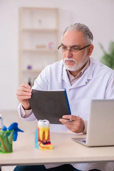 Alter Zahnarzt arbeitet in der Klinik — Stockfoto