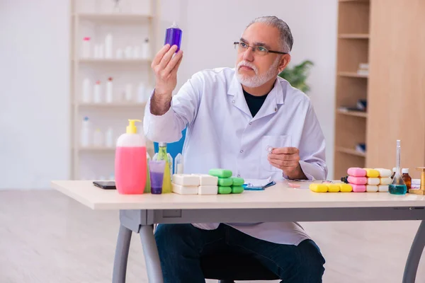 Viejo químico probando jabón en el laboratorio — Foto de Stock