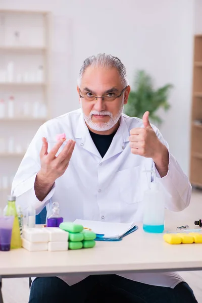 老化学师在实验室里测试肥皂 — 图库照片